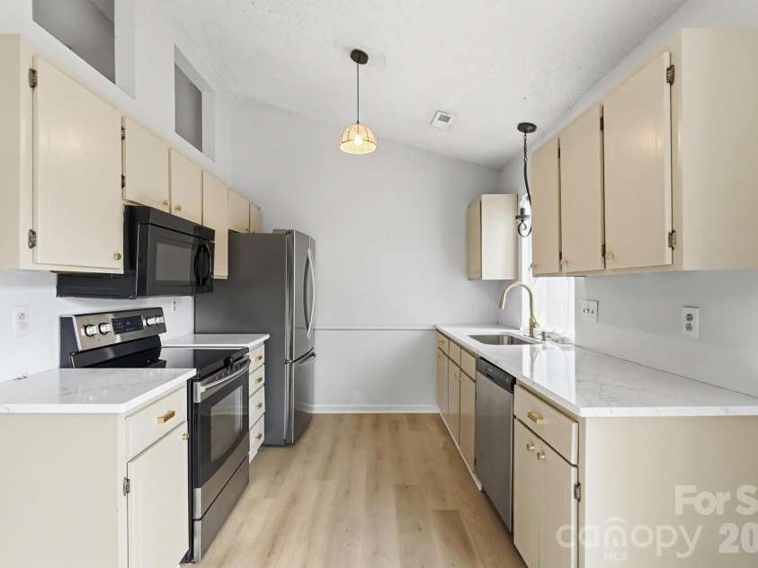 9046 Milton Morris Drive, Charlotte, NC 28227.  MLS# CAR4368531, YatesRealty ID 27160. 