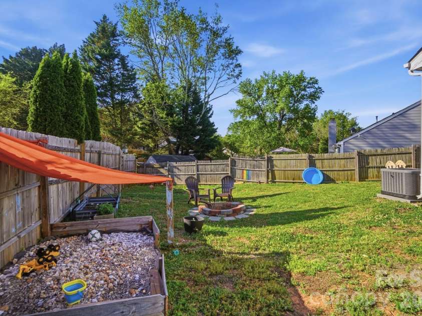 9046 Milton Morris Drive, Charlotte, NC 28227.  MLS# CAR4368531, YatesRealty ID 27160. 