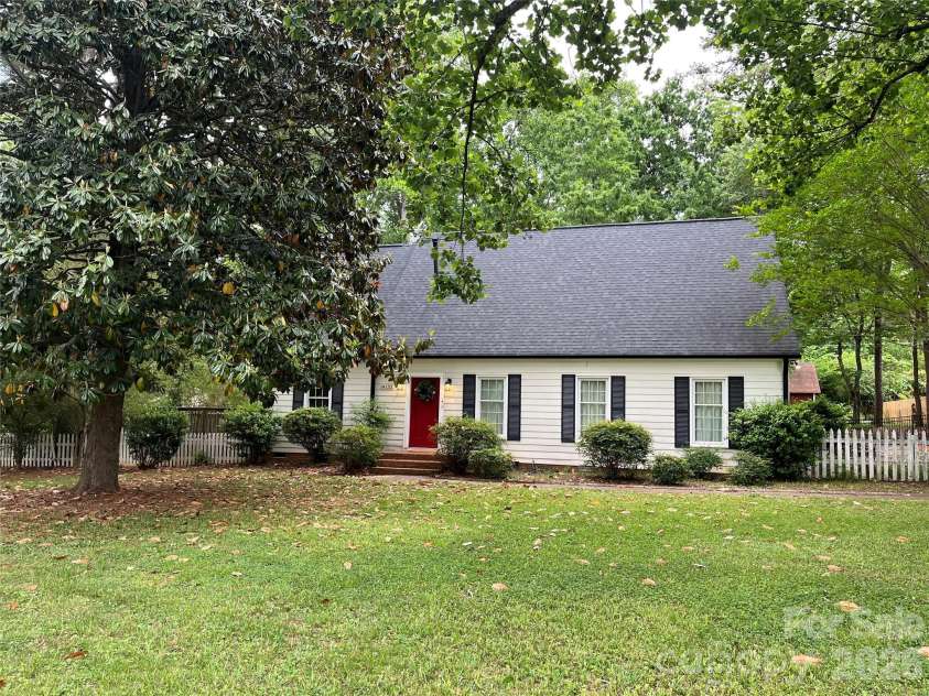 14132 Honeysuckle Ridge Drive, Matthews, NC 28105.  MLS# CAR4380946, YatesRealty ID 27161. 