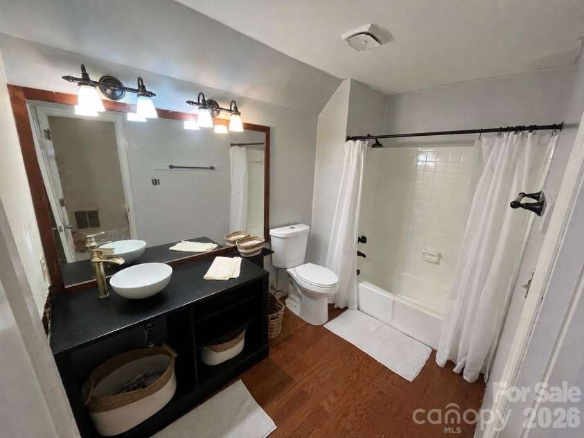 14132 Honeysuckle Ridge Drive, Matthews, NC 28105.  MLS# CAR4380946, YatesRealty ID 27161. 