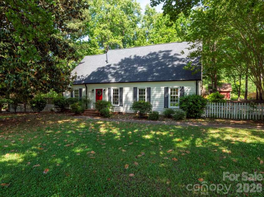 14132 Honeysuckle Ridge Drive, Matthews, NC 28105.  MLS# CAR4380946, YatesRealty ID 27161. 