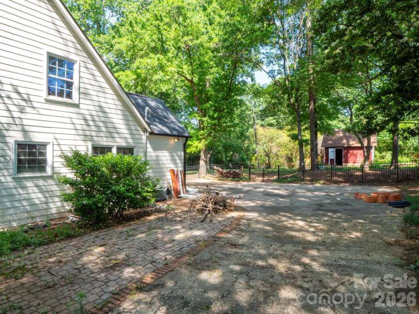 14132 Honeysuckle Ridge Drive, Matthews, NC 28105.  MLS# CAR4380946, YatesRealty ID 27161. 