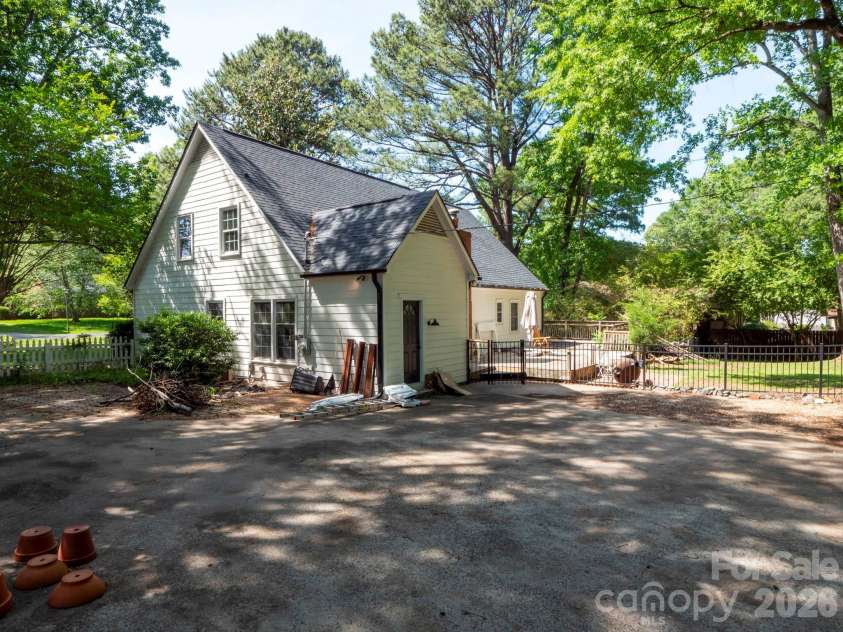 14132 Honeysuckle Ridge Drive, Matthews, NC 28105.  MLS# CAR4380946, YatesRealty ID 27161. 
