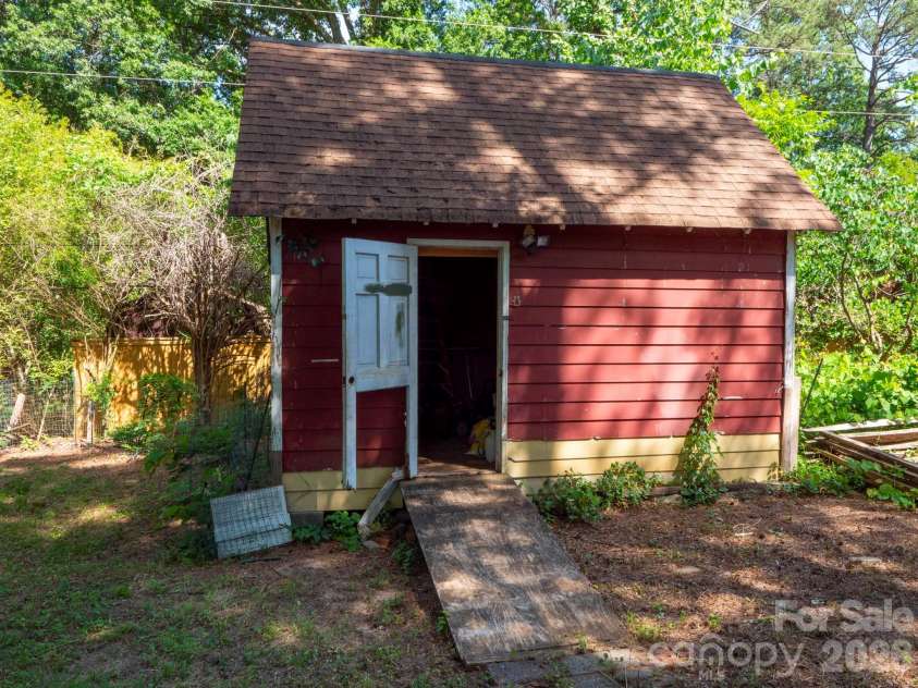 14132 Honeysuckle Ridge Drive, Matthews, NC 28105.  MLS# CAR4380946, YatesRealty ID 27161. 