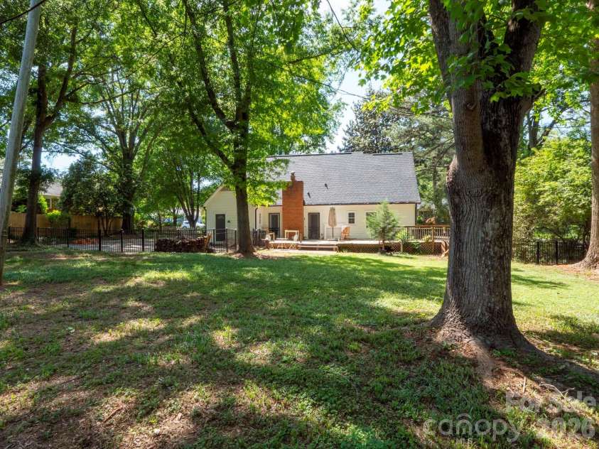 14132 Honeysuckle Ridge Drive, Matthews, NC 28105.  MLS# CAR4380946, YatesRealty ID 27161. 