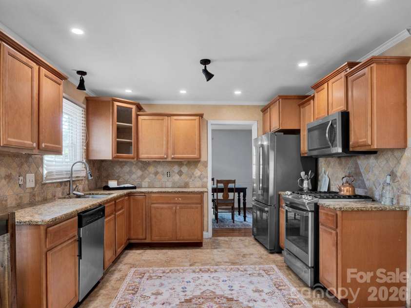 14132 Honeysuckle Ridge Drive, Matthews, NC 28105.  MLS# CAR4380946, YatesRealty ID 27161. 