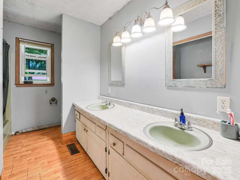 522 Bailey Mountain Road, Mars Hill, NC 28754.  MLS# CAR4260216, YatesRealty ID 27162. 2nd Bath