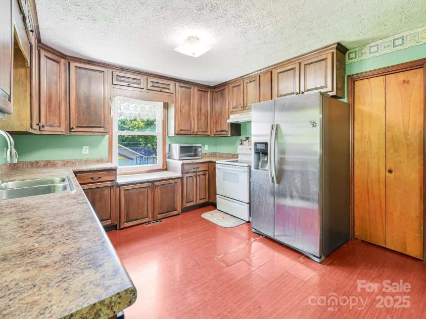 522 Bailey Mountain Road, Mars Hill, NC 28754.  MLS# CAR4260216, YatesRealty ID 27162. Kitchen