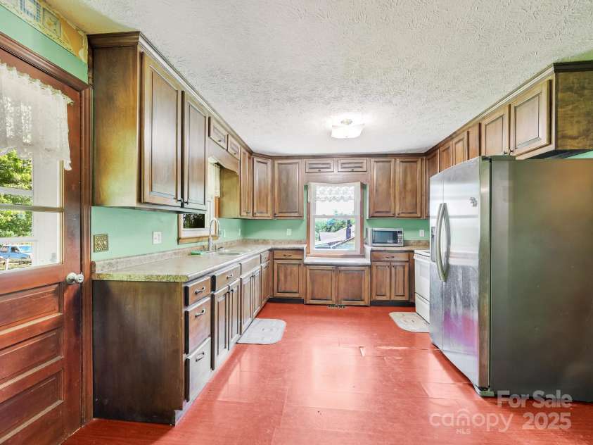 522 Bailey Mountain Road, Mars Hill, NC 28754.  MLS# CAR4260216, YatesRealty ID 27162. Kitchen
