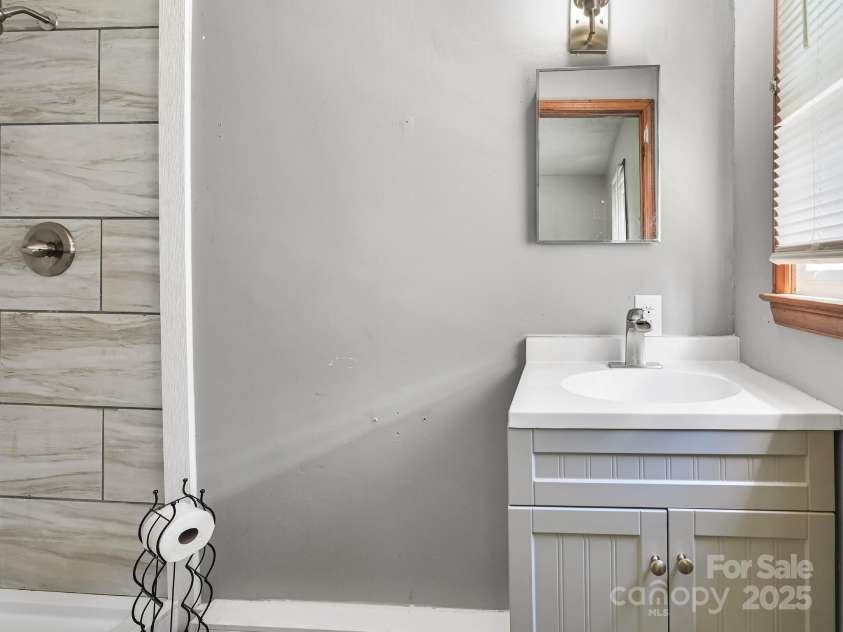 522 Bailey Mountain Road, Mars Hill, NC 28754.  MLS# CAR4260216, YatesRealty ID 27162. Master Bath