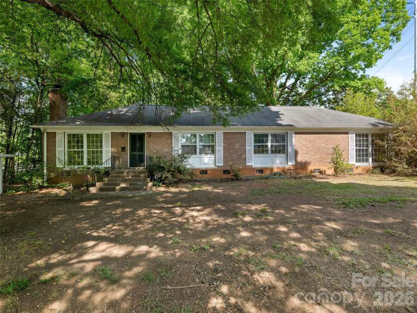 4701 Aspen Court, Charlotte, NC 28210.  MLS# CAR4377649, YatesRealty ID 27164. 