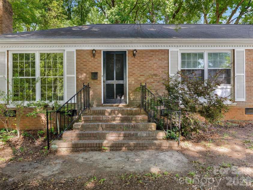 4701 Aspen Court, Charlotte, NC 28210.  MLS# CAR4377649, YatesRealty ID 27164. 