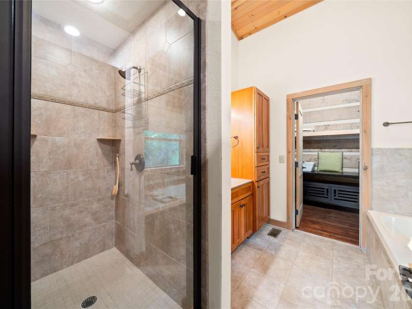 170 Cradling Cove, Waynesville, NC 28785.  MLS# CAR4387872, YatesRealty ID 27165. 2nd primary bath