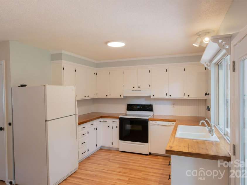 214 Cottage Place, York, SC 29745.  MLS# CAR4267142, YatesRealty ID 27165. 