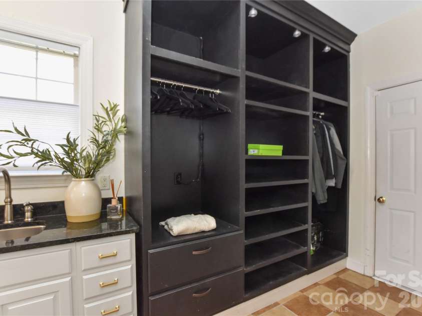 8127 Grahamson Lane, Charlotte, NC 28269.  MLS# CAR4346437, YatesRealty ID 27166. 