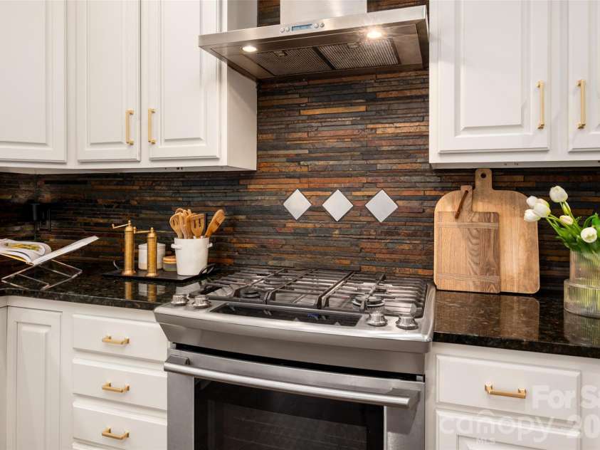 8127 Grahamson Lane, Charlotte, NC 28269.  MLS# CAR4346437, YatesRealty ID 27166. 