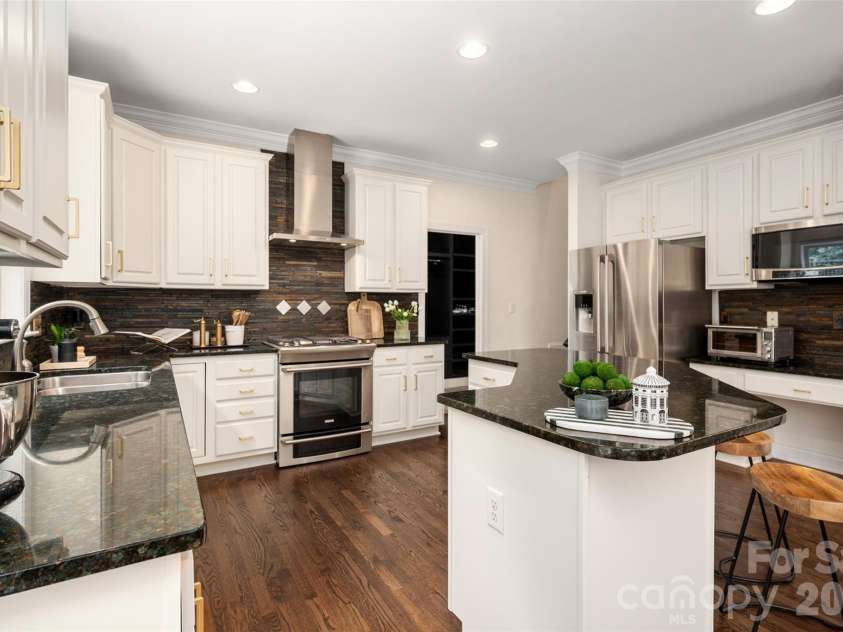 8127 Grahamson Lane, Charlotte, NC 28269.  MLS# CAR4346437, YatesRealty ID 27166. Gourmet Kitchen