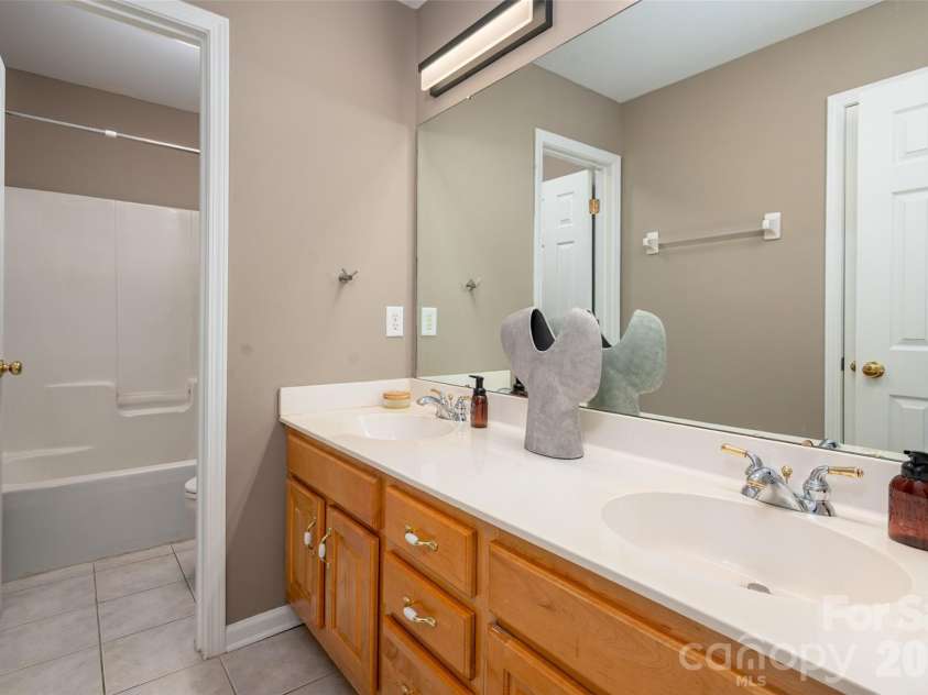 8127 Grahamson Lane, Charlotte, NC 28269.  MLS# CAR4346437, YatesRealty ID 27166. Hall Bath