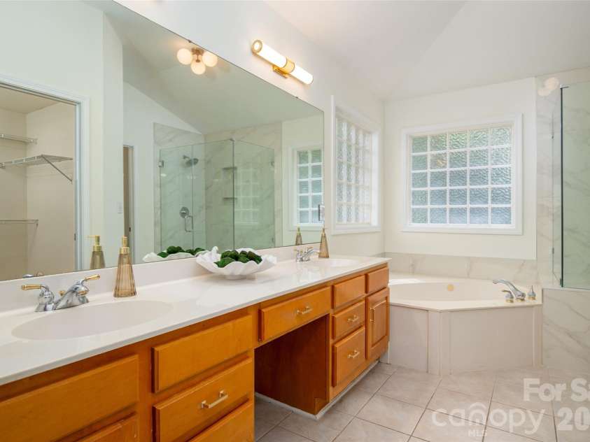 8127 Grahamson Lane, Charlotte, NC 28269.  MLS# CAR4346437, YatesRealty ID 27166. Primary Bath