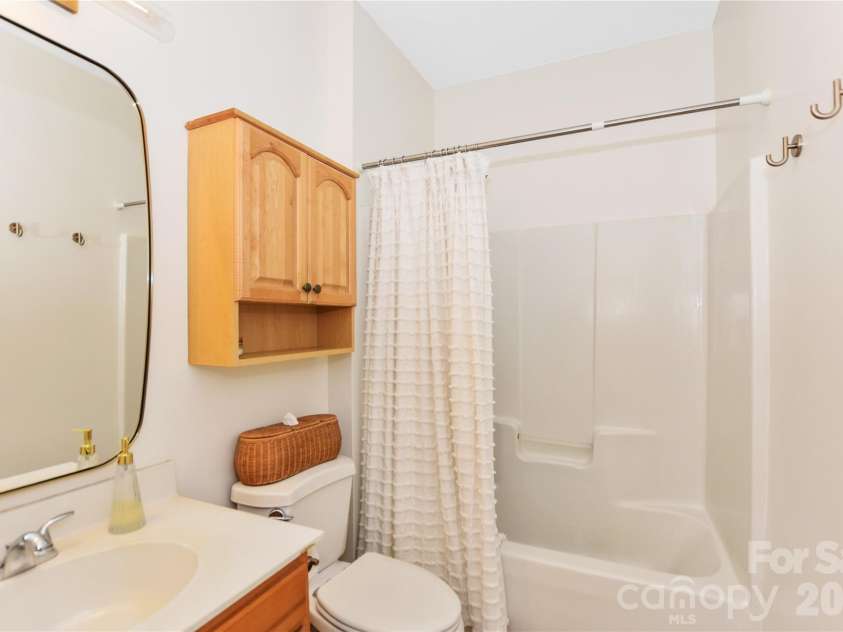 8127 Grahamson Lane, Charlotte, NC 28269.  MLS# CAR4346437, YatesRealty ID 27166. Second Primary Bath