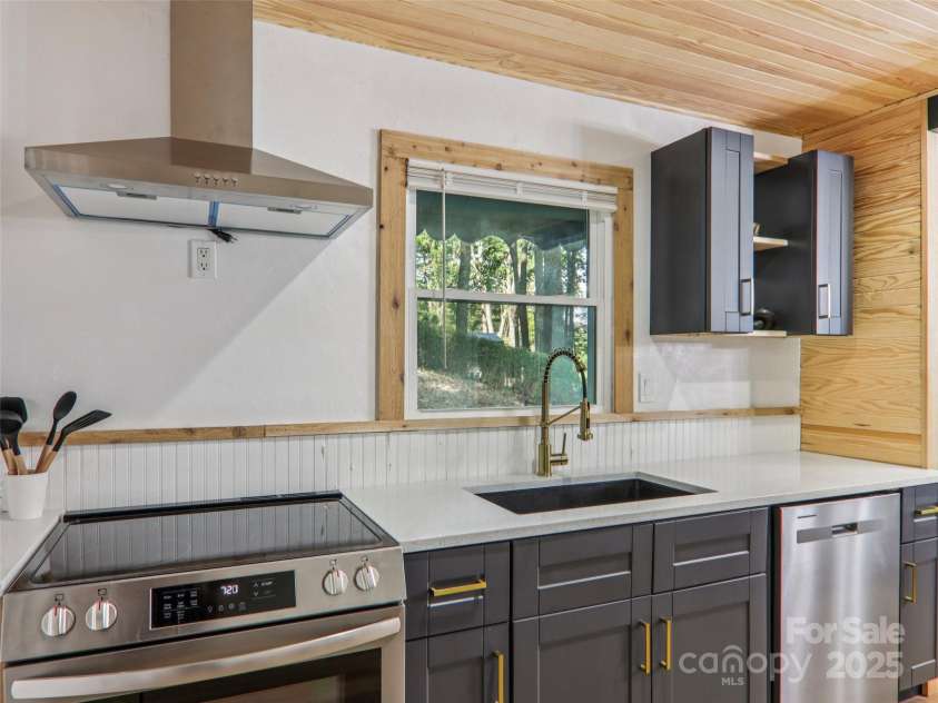 410 Mother In Law Lane, Burnsville, NC 28714.  MLS# CAR4274821, YatesRealty ID 27169. 