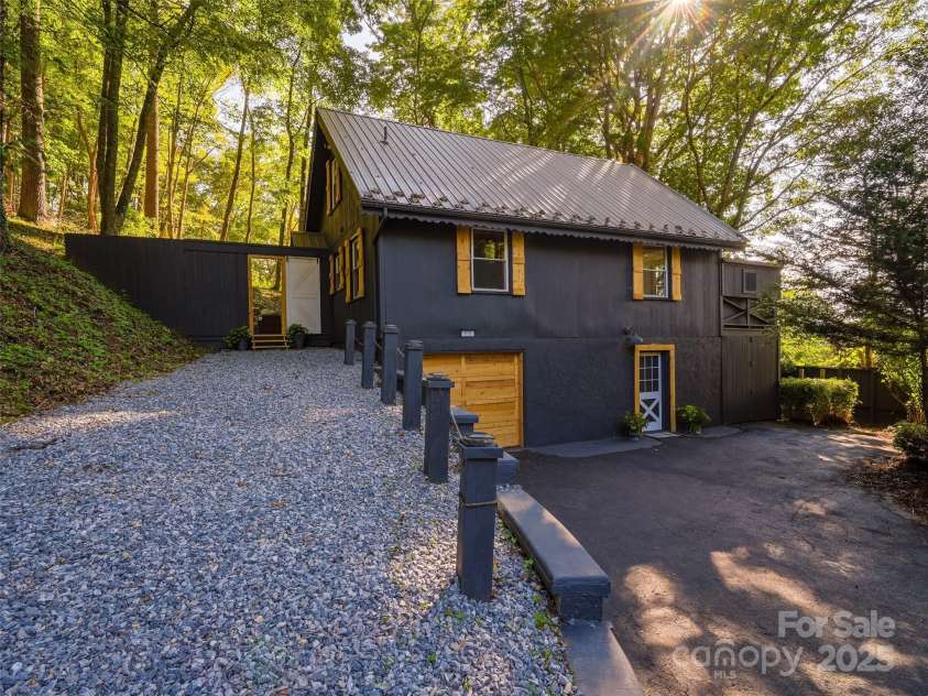 410 Mother In Law Lane, Burnsville, NC 28714.  MLS# CAR4274821, YatesRealty ID 27169. 