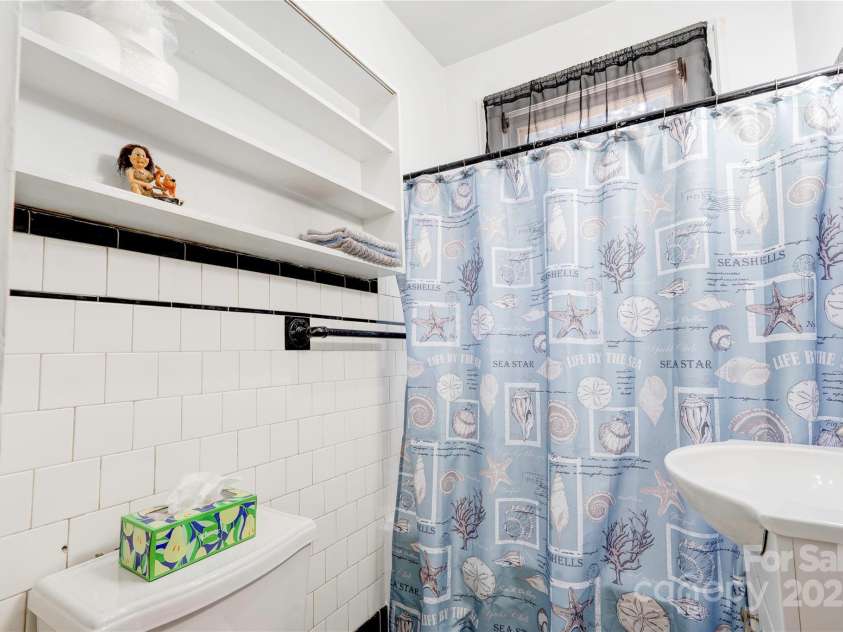 615 Warren Street, Shelby, NC 28150.  MLS# CAR4298346, YatesRealty ID 2717. Bathroom 1