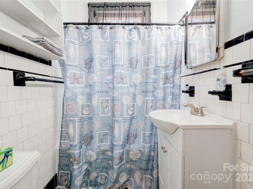 615 Warren Street, Shelby, NC 28150.  MLS# CAR4298346, YatesRealty ID 2717. Bathroom 1