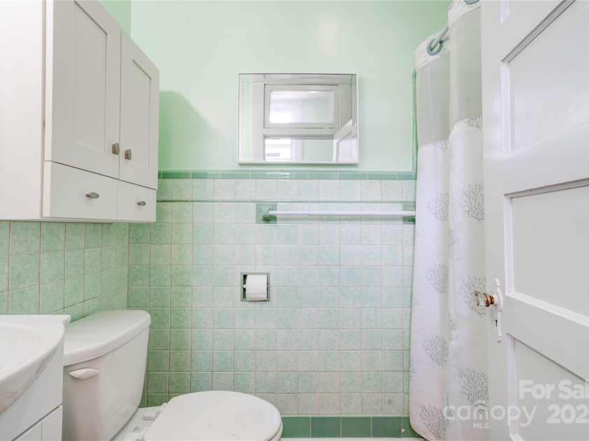 615 Warren Street, Shelby, NC 28150.  MLS# CAR4298346, YatesRealty ID 2717. Bathroom 2