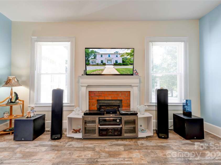 615 Warren Street, Shelby, NC 28150.  MLS# CAR4298346, YatesRealty ID 2717. Family Room