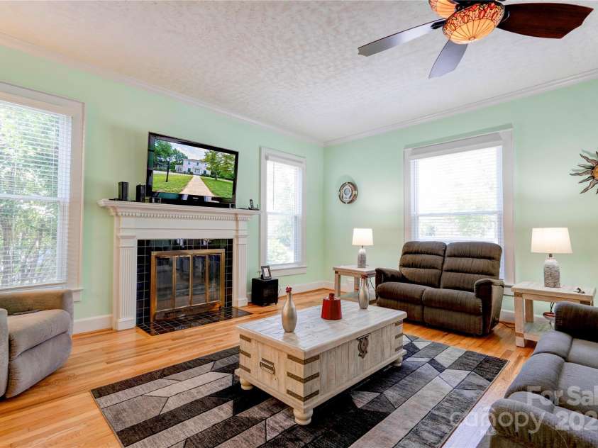 615 Warren Street, Shelby, NC 28150.  MLS# CAR4298346, YatesRealty ID 2717. Living Room