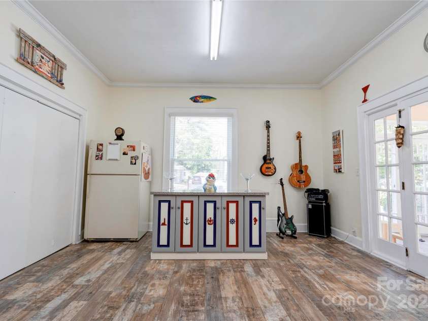 615 Warren Street, Shelby, NC 28150.  MLS# CAR4298346, YatesRealty ID 2717. Office