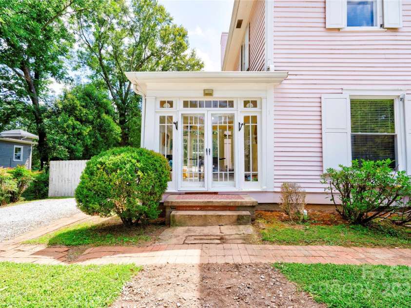615 Warren Street, Shelby, NC 28150.  MLS# CAR4298346, YatesRealty ID 2717. Sunroom