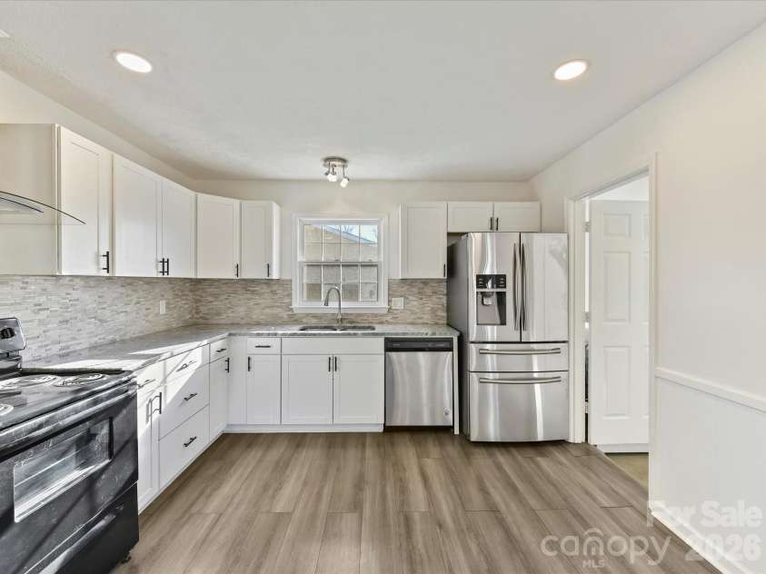 4008 Dunwoody Drive, Charlotte, NC 28215.  MLS# CAR4335406, YatesRealty ID 27172. Kitchen