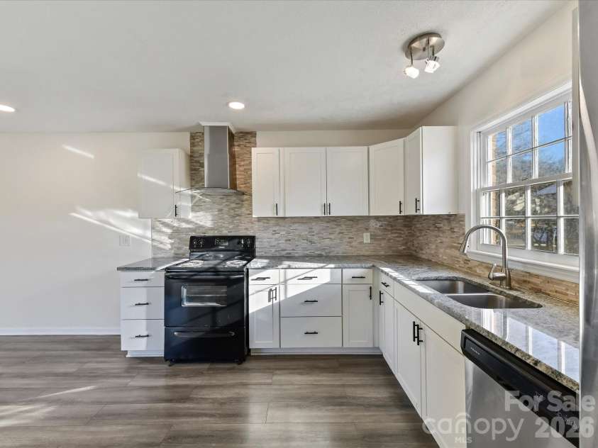 4008 Dunwoody Drive, Charlotte, NC 28215.  MLS# CAR4335406, YatesRealty ID 27172. Kitchen