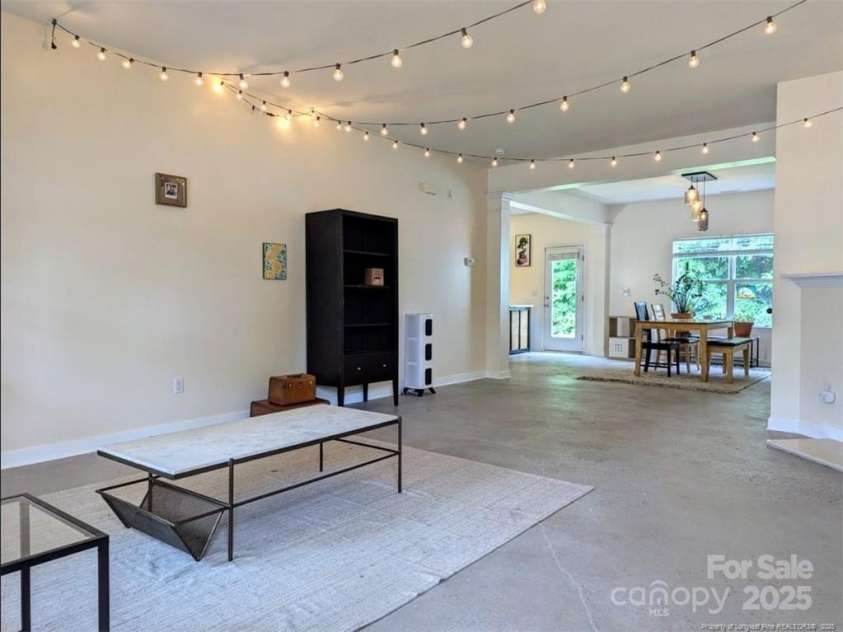4721 Potters Glen Road, Charlotte, NC 28269.  MLS# CAR4277762, YatesRealty ID 27172. 1st floor Living area