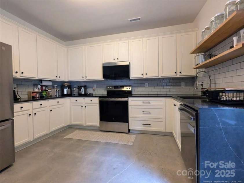 4721 Potters Glen Road, Charlotte, NC 28269.  MLS# CAR4277762, YatesRealty ID 27172. 