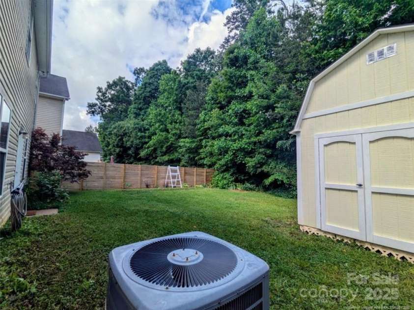 4721 Potters Glen Road, Charlotte, NC 28269.  MLS# CAR4277762, YatesRealty ID 27172. 
