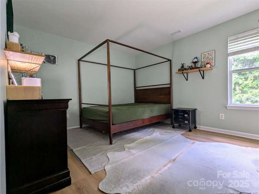 4721 Potters Glen Road, Charlotte, NC 28269.  MLS# CAR4277762, YatesRealty ID 27172. 
