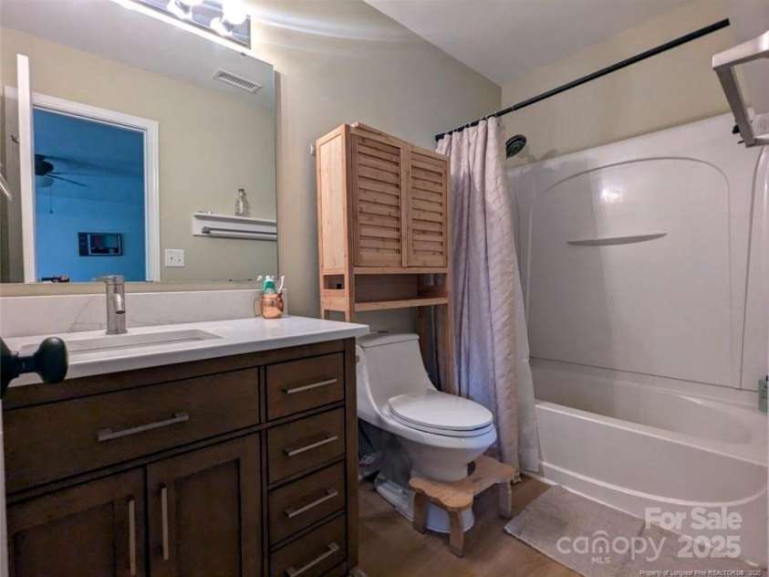 4721 Potters Glen Road, Charlotte, NC 28269.  MLS# CAR4277762, YatesRealty ID 27172. 