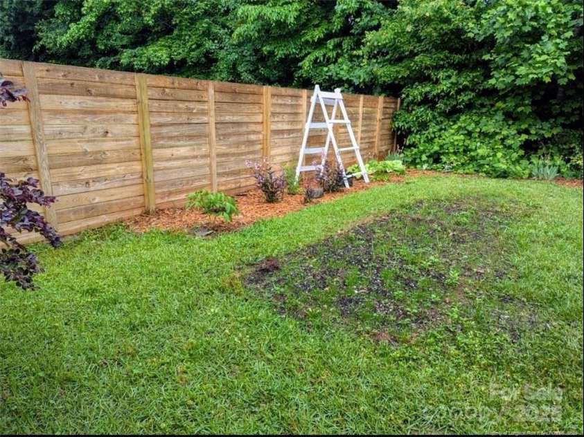 4721 Potters Glen Road, Charlotte, NC 28269.  MLS# CAR4277762, YatesRealty ID 27172. 