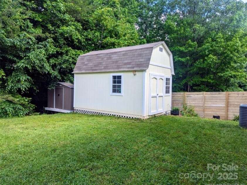 4721 Potters Glen Road, Charlotte, NC 28269.  MLS# CAR4277762, YatesRealty ID 27172. 