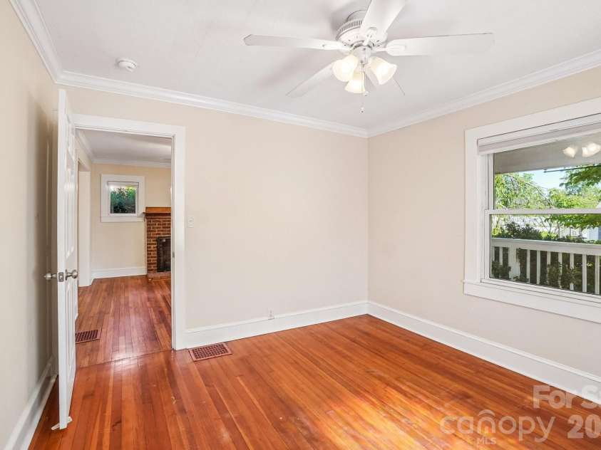 31 Clay Street, Asheville, NC 28806.  MLS# CAR4387894, YatesRealty ID 27174. 