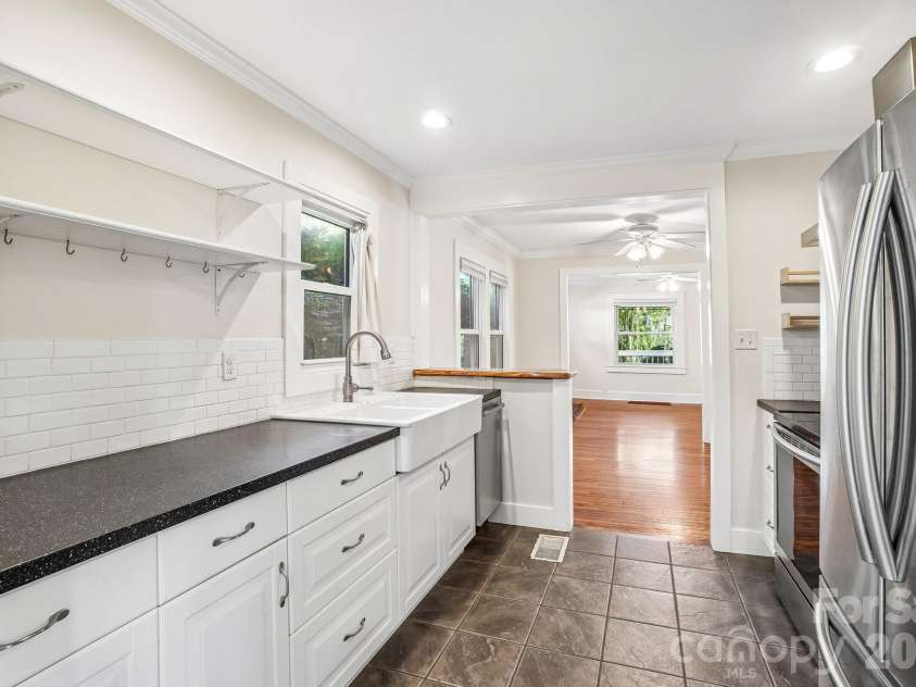 31 Clay Street, Asheville, NC 28806.  MLS# CAR4387894, YatesRealty ID 27174. Great updated kitchen