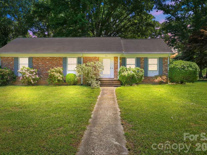 401 White Oaks Drive, Salisbury, NC 28147.  MLS# CAR4387648, YatesRealty ID 27175. 