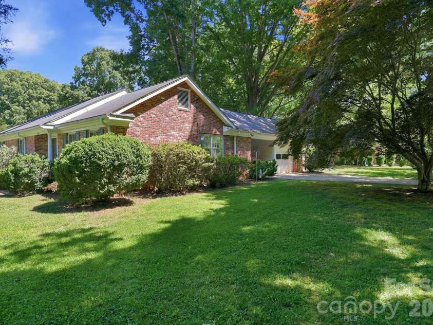 401 White Oaks Drive, Salisbury, NC 28147.  MLS# CAR4387648, YatesRealty ID 27175. 