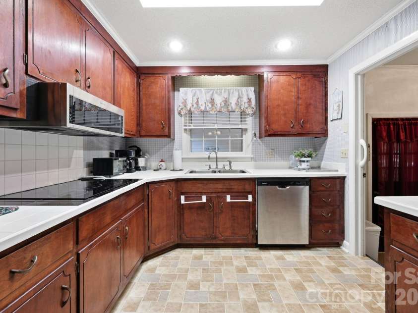 401 White Oaks Drive, Salisbury, NC 28147.  MLS# CAR4387648, YatesRealty ID 27175. 