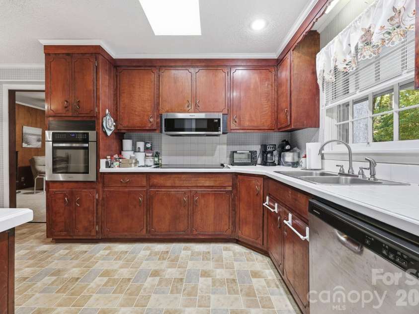 401 White Oaks Drive, Salisbury, NC 28147.  MLS# CAR4387648, YatesRealty ID 27175. 