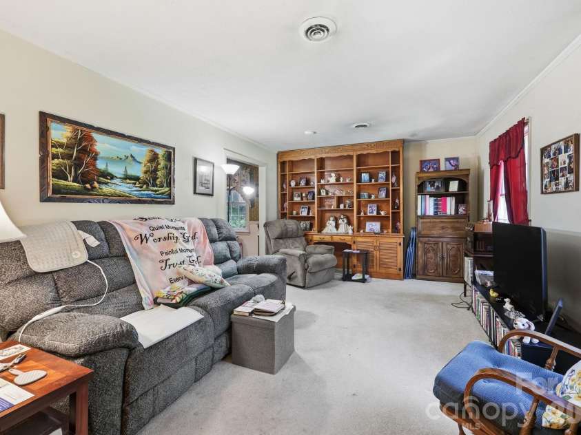 401 White Oaks Drive, Salisbury, NC 28147.  MLS# CAR4387648, YatesRealty ID 27175. 
