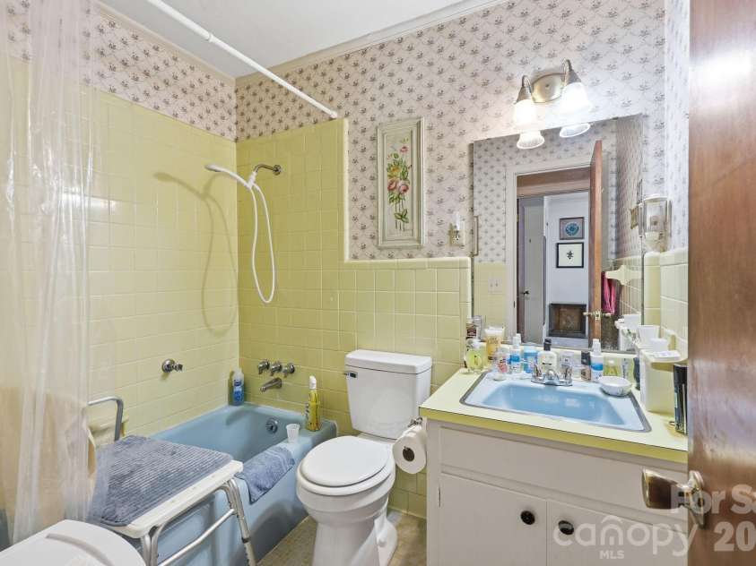 401 White Oaks Drive, Salisbury, NC 28147.  MLS# CAR4387648, YatesRealty ID 27175. 